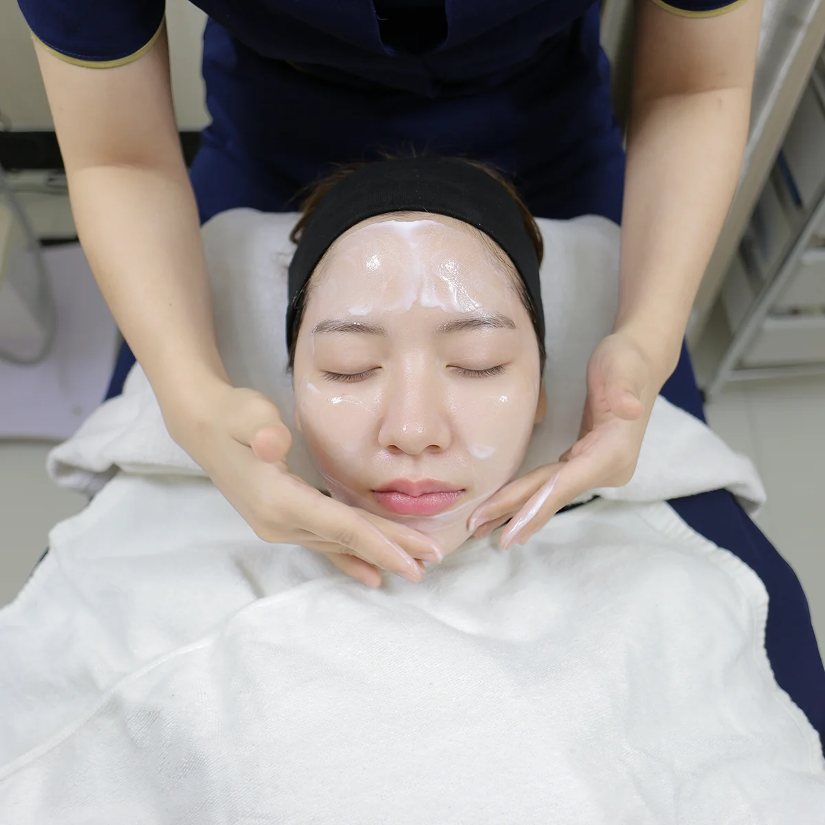 ทรีทเมนท์ผิวหน้าขาวใส คลีนซิ่งหน้า
