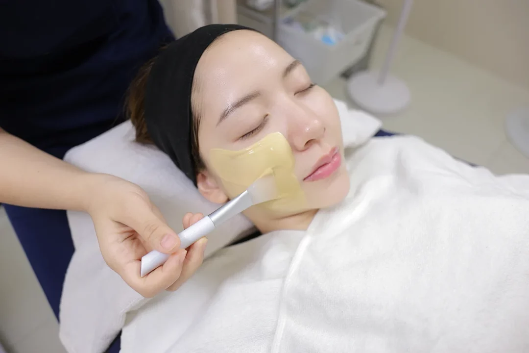 รีวิวทำหน้าใส น้องเนย มาส์กหน้าด้วยทองคำ