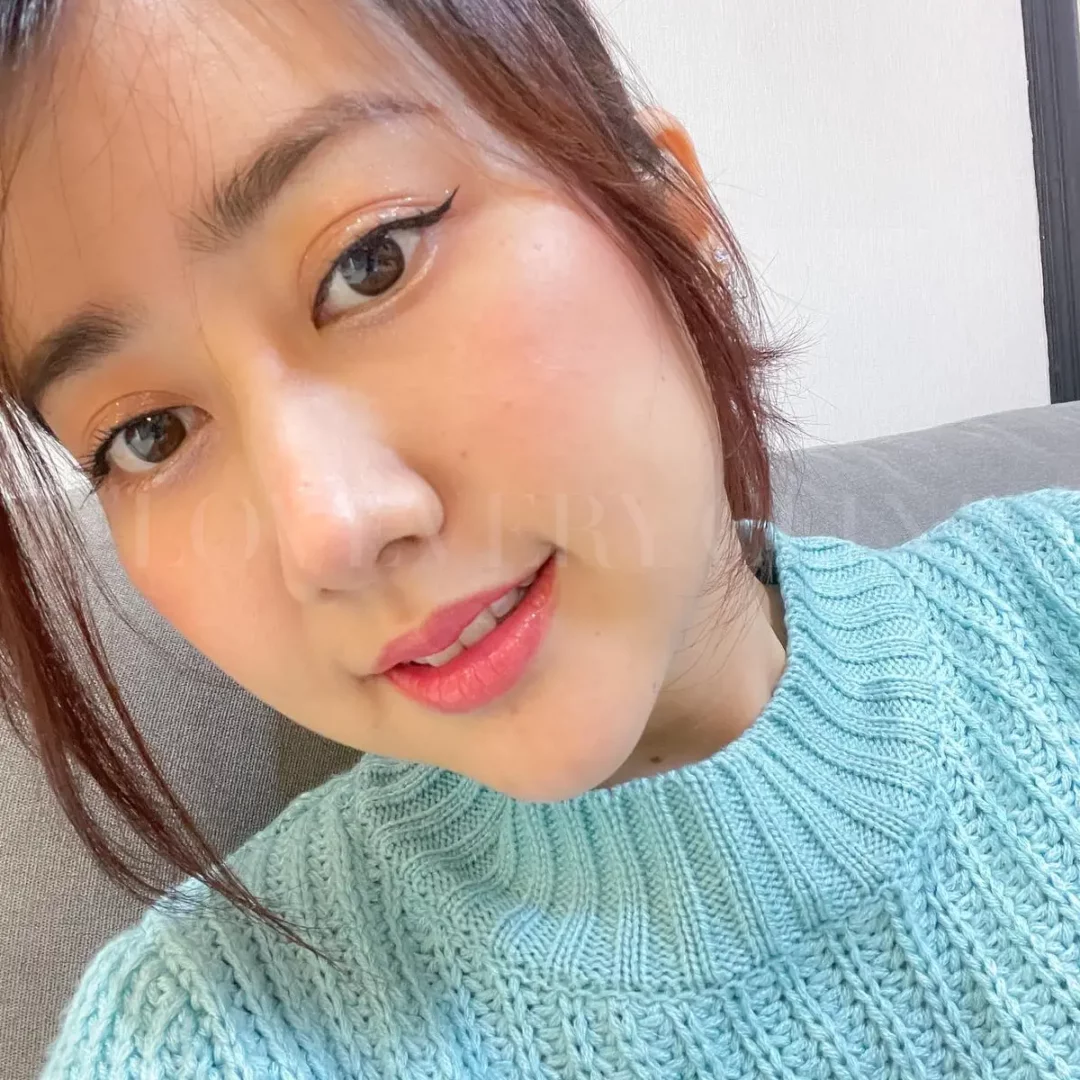 Rejuran week 1 selfie: glowy skin, natural makeup, winged eyeliner, aqua sweater