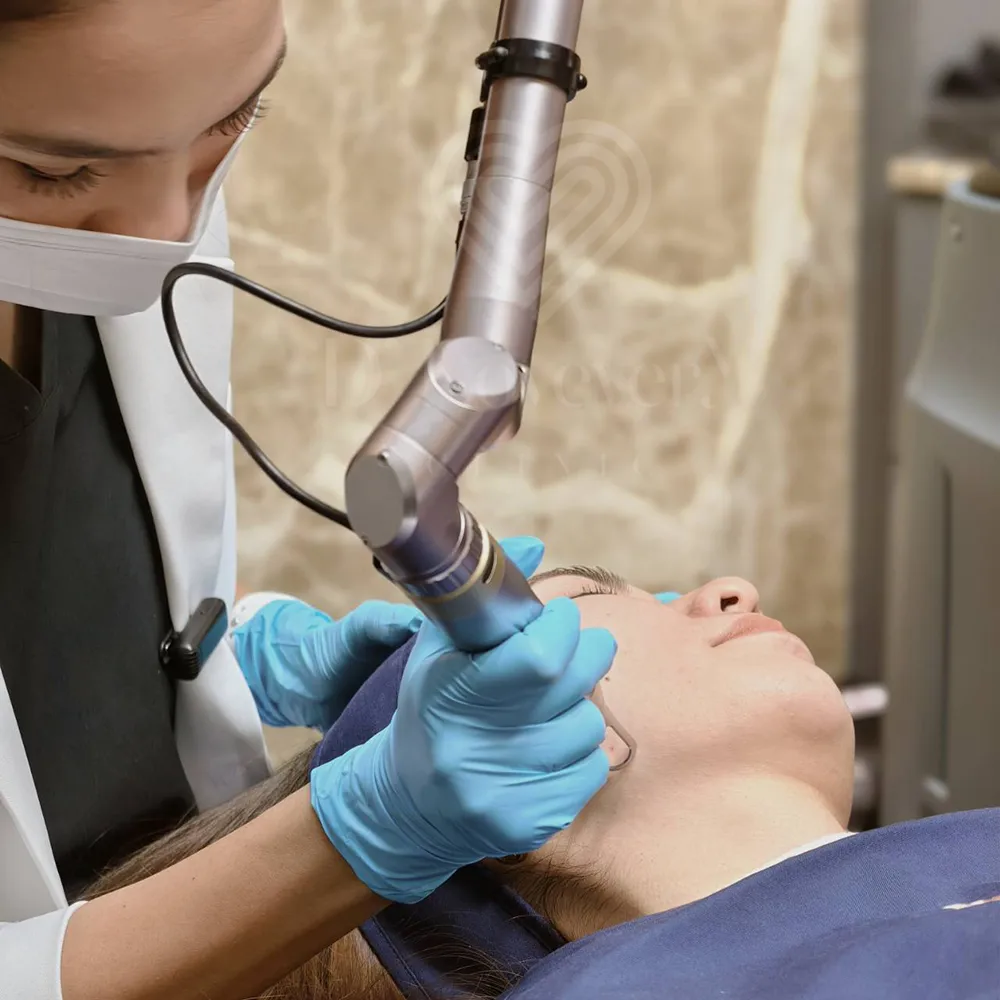 Picosecond laser facial treatment on patients jawline in clinic