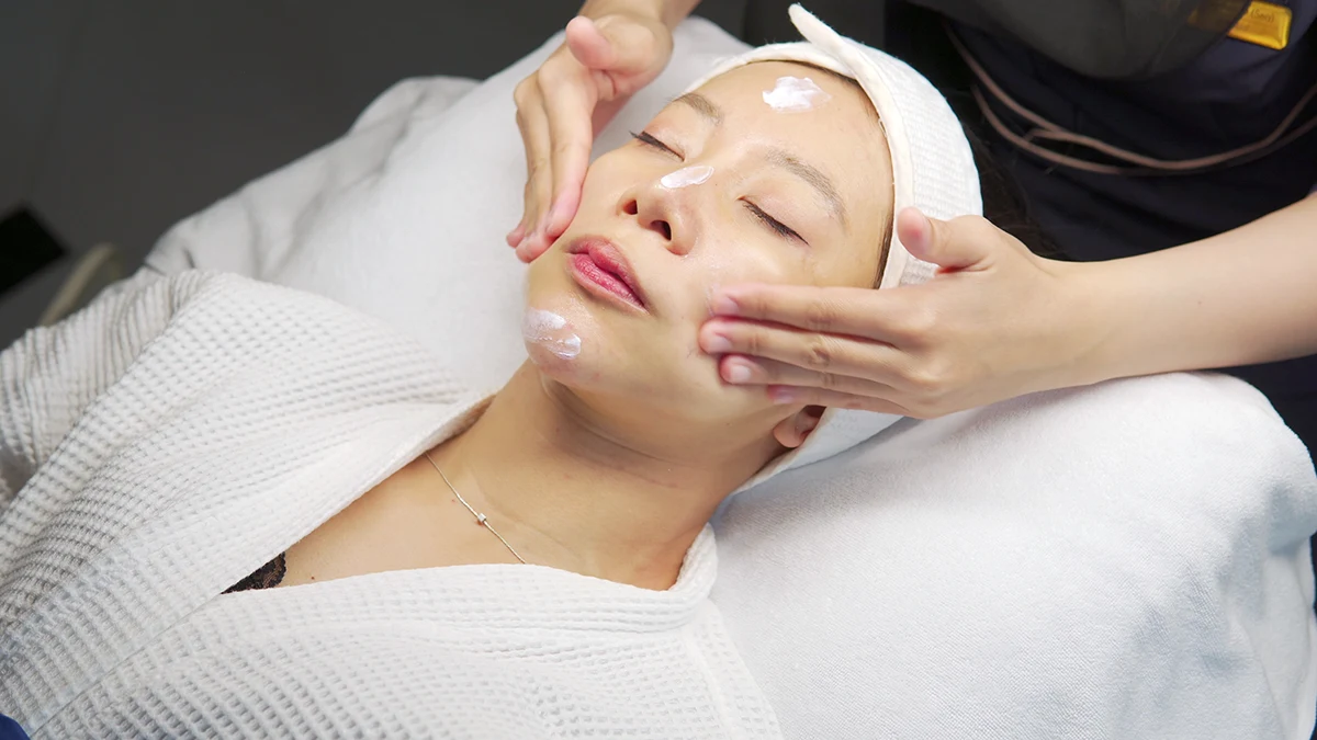 D' Aura Plus AtD' Lovevery Clinic Ramkhamhaeng CDC: Steps for applying moisturizer and sunscreen.