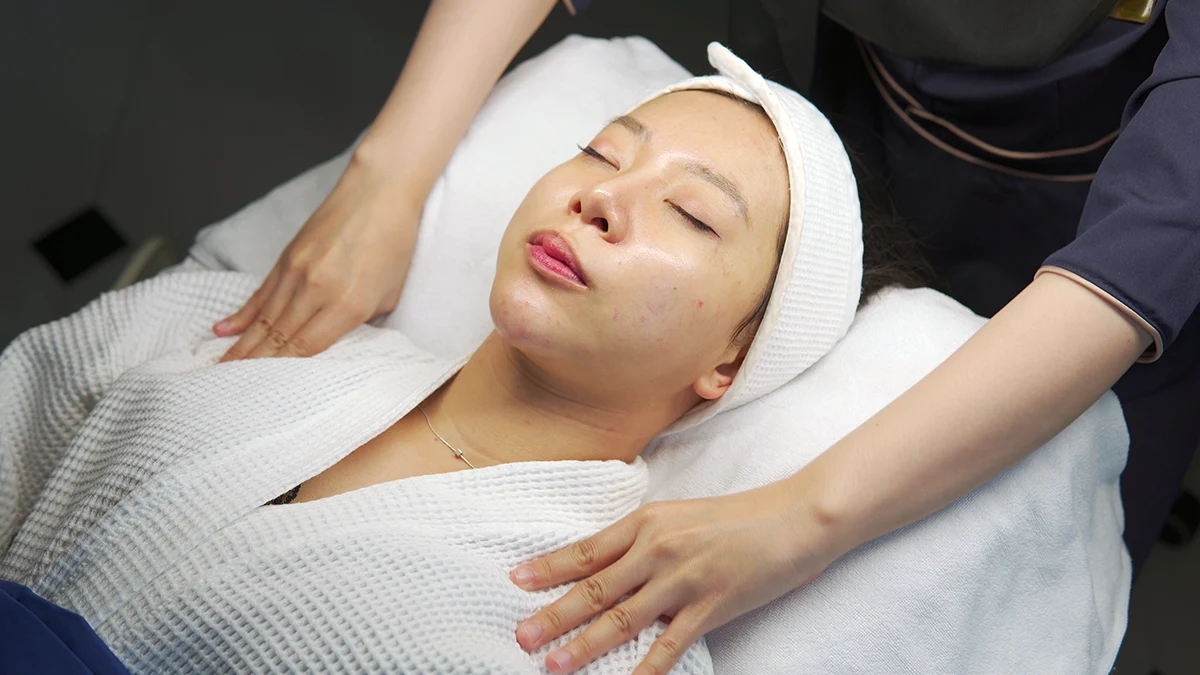 D' Aura Plus AtD' Lovevery Clinic Ramkhamhaeng CDC: Post-service body massage procedure for added relaxation and comfort.